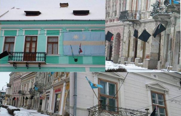 În 2014, etnici maghiari au atârnat drapeluri negre de 1 Decembrie