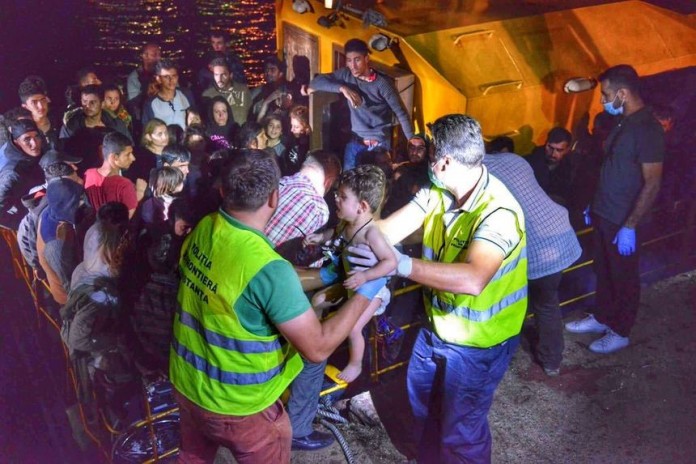 Doi sirieni care au încercat să intre ilegal în România, traversând râul Prut pe o cameră de tractor, au fost prinși de polițiștii de frontieră