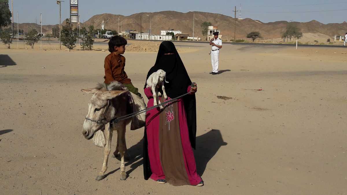 O femeie beduin care te întâmpină la primul popas din excursia ta spre Valea Regilor
