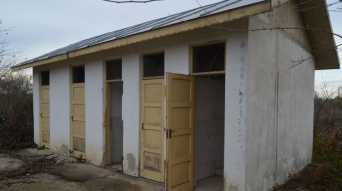 wc-uri de 10.000 euro şcoli cu WC în curte
