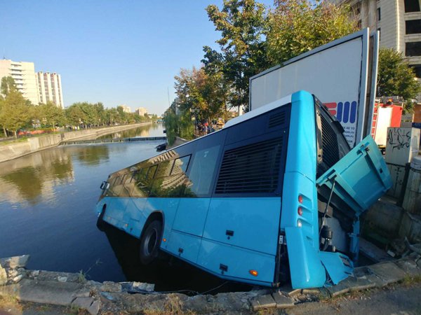 Un autobuz al Societatii de Transport Bucuresti a cazut in Dambovita, la podul de la Eroilor