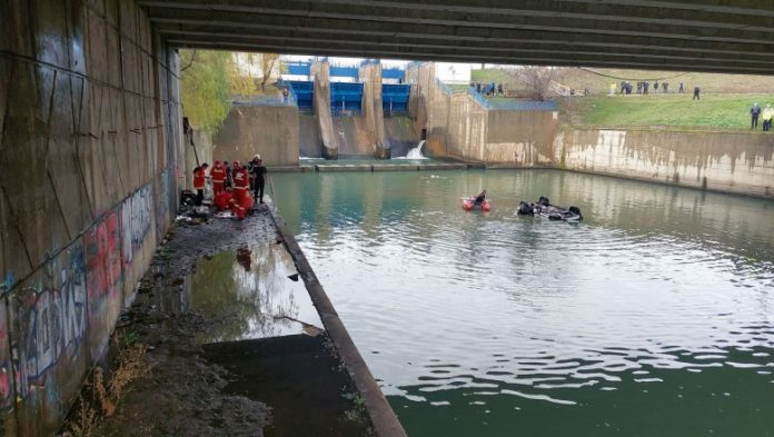 Masina cazuta in apa. Sursa foto: ISU Bucuresti