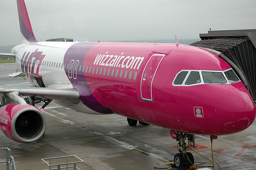 operatorii aerieni wizz air bagaje mai mici doua curse noi