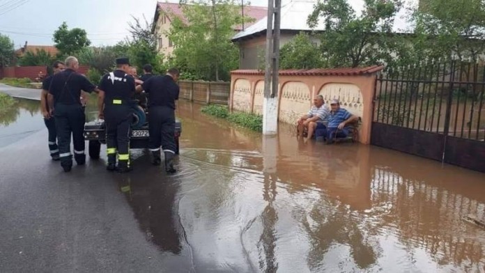 Satul românesc va fi scos din noroi Poza de la inundații ștearsă de ISU Teleorman pentru că nu vrea să o vedeți
