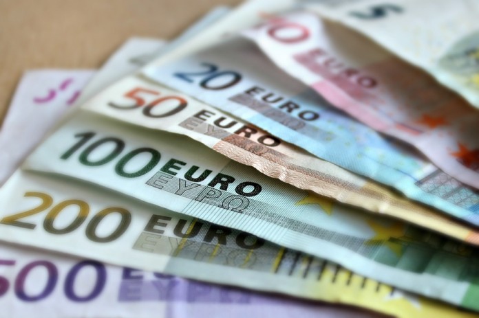 Euro a trecut de 4,7 lei Turiștii străini Fond de investiţii locale PSD a îndatorat fiecare român cu peste 1.000 de euro un miliard de euro fiecare roman a fost indatorat cu 1000 de euro