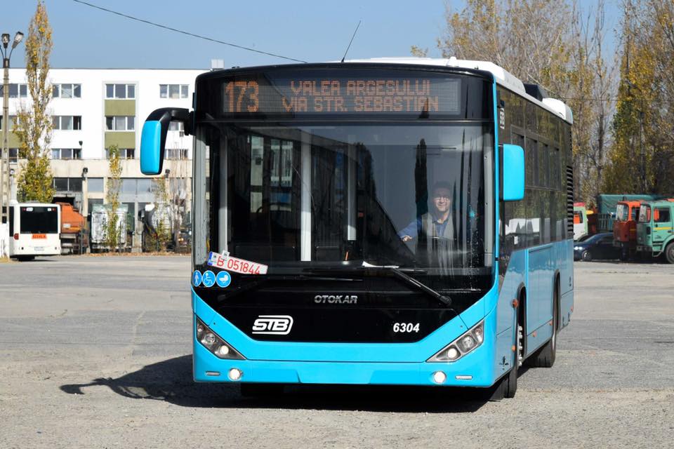 O nouă pomană de la Gabriela Firea Primele 30 de autobuze noi Otokar, achiziţionate de Primăria Capitalei, au intrat pe cinci trasee de transport în comun şi sunt funcţionale internet și prize USB în autobuze