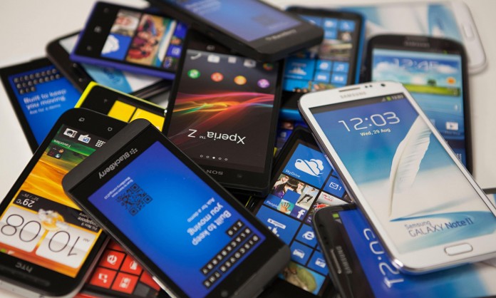 Un puști de 12 ani a furat 17 telefoane mobile