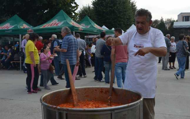 Festivalul Toamna la Ceaun: zacuscă gătită sub ochii vizitatorilor