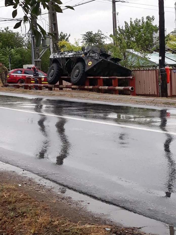 Un transportator blindat al Armatei a provocat un accident pe un drum județean