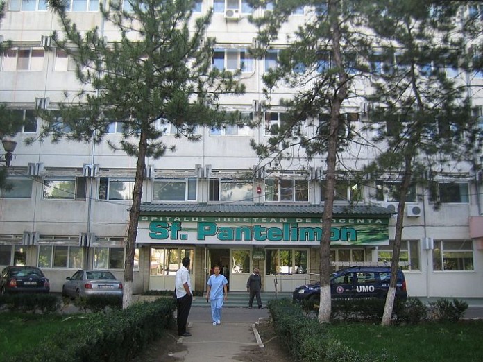 Un pacient drogat a luat la bătaie angajații Spitalului de Județean Focșani