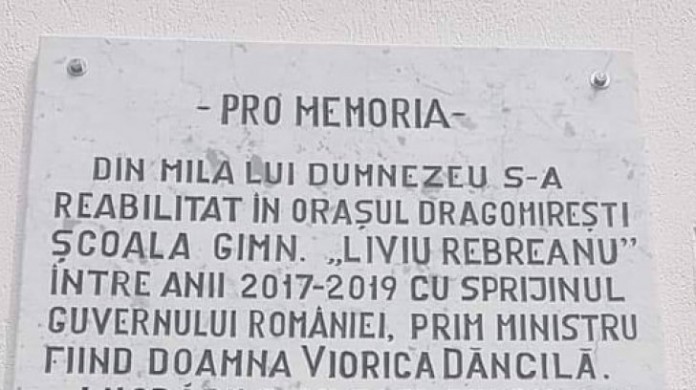 Numele Vioricăi Dăncilă, pe o placă comemorativă de pe faţada unei şcoli din Maramureş