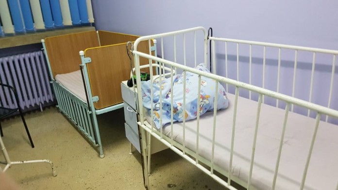 O mamă s-a revoltat din cauza mizeriei din Spitalul Județean Brăila