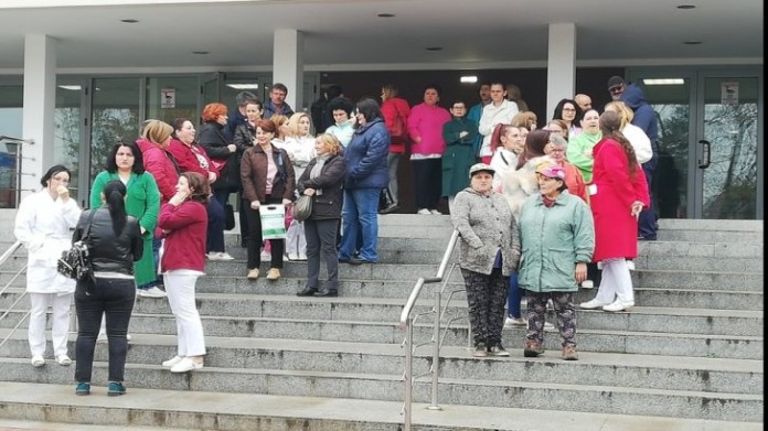 Protest la Spitalul Județean Craiova. Medicii și asistenții amenință cu blocarea activității