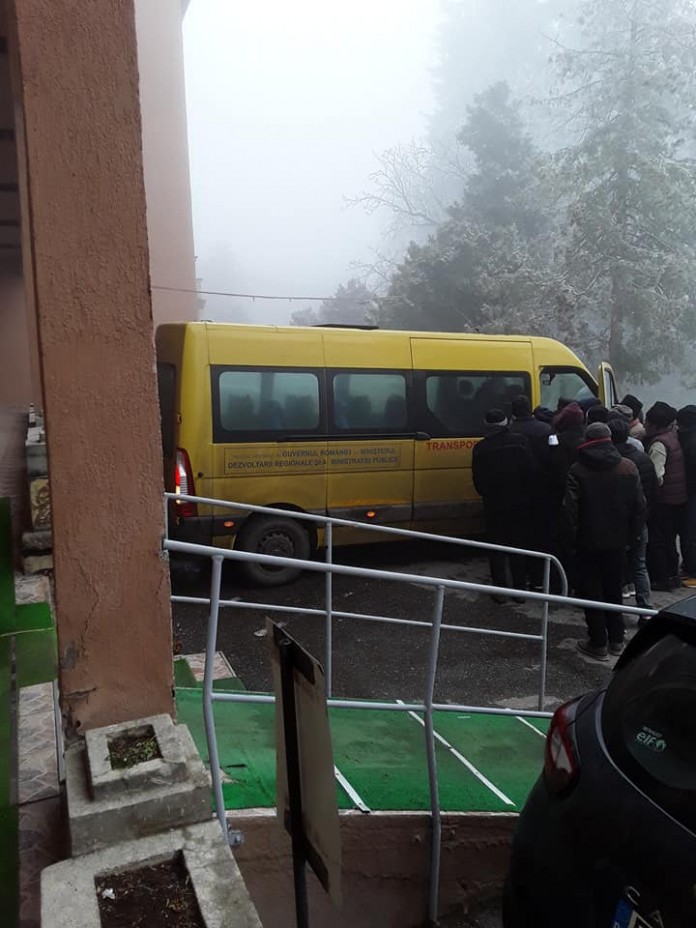 Bolnavi de TBC , transportati al vor cu microbuzul scolar