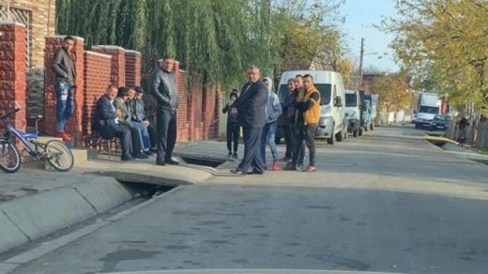 Un primar din Vrancea, acuzat că aduce oameni la vot cu mașina