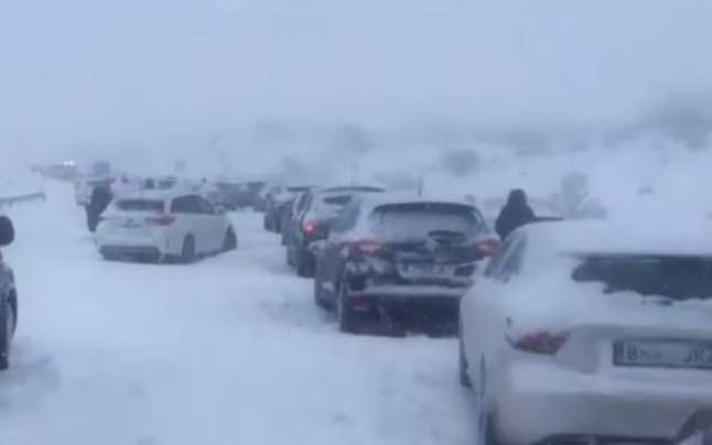 Bilanţ după prima ninsoare. Zeci de mașini înzăpezite și drumuri blocate