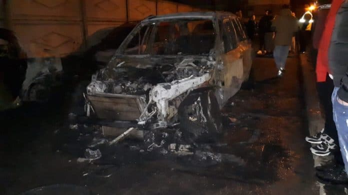 Un BMW a ars într-o parcare din Galați. sursa: ISU