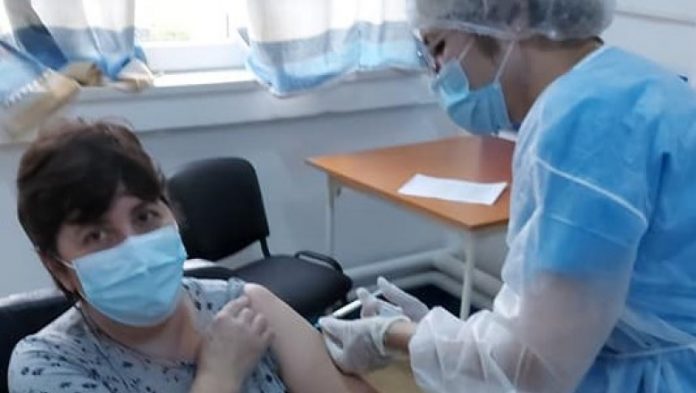 Vaccinare la centrul din Găești FOTO: Facebook/ Laurențiu Belușică