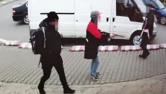 Barbat care ameninta cu o pusca , foto sursa: Digi24.ro