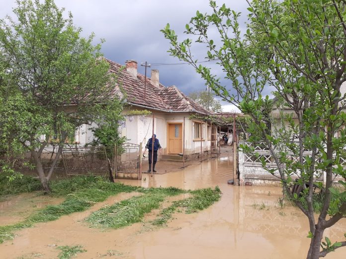 Casa inundata in Satu Mare. Sursa foto: Apele Romane, Facebook