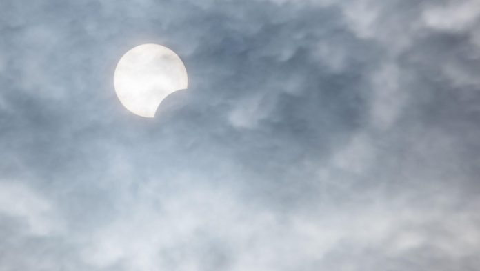 Eclipsa partiala de soare. Sursa foto: Profimedia