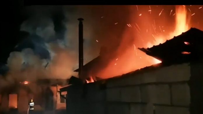 Primarie incendiata. Sursa foto: Digi24