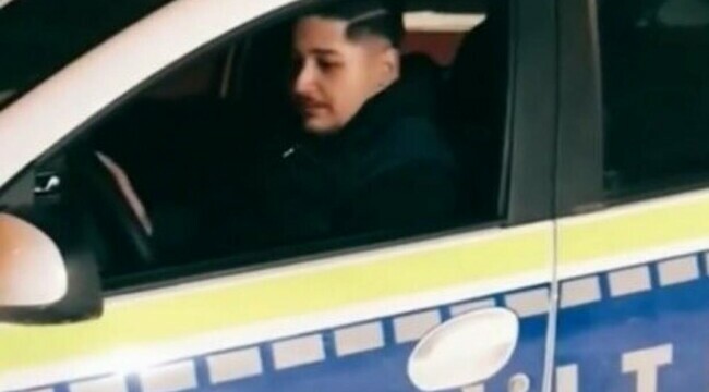 Barbat ascultind manele in masina de Politie