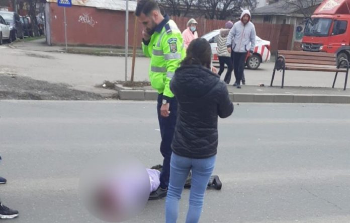 Politistul o loveste cu piorul pe fetita grav ranita. Sursa foto: observatornews.ro