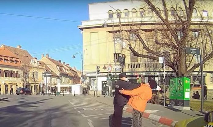 Politist local batind un om al strazii. Sursa foto: observatornews.ro