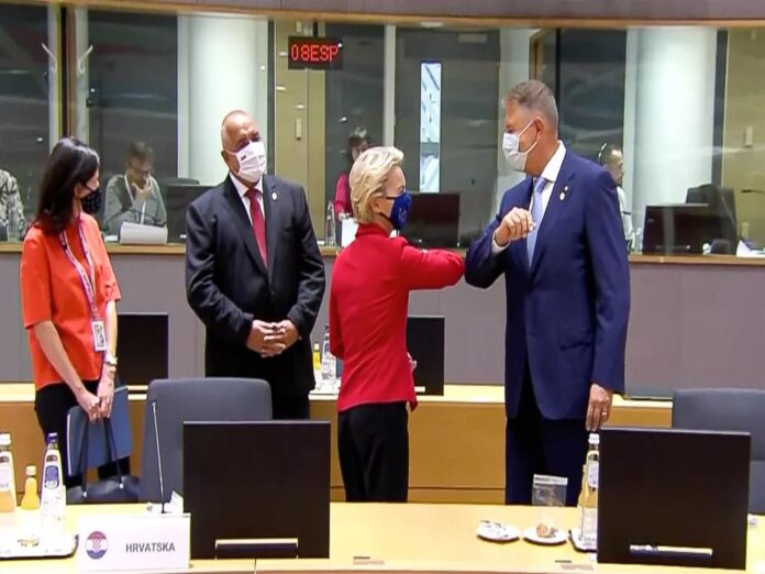 Președintele României și președinta CE exersând salutul globalist, cu cotul